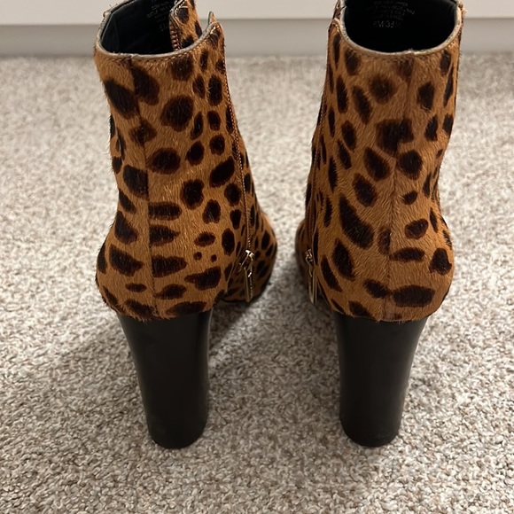 Vince Camuto Cheetah Print Bootie Size 6 - Picture 2 of 5